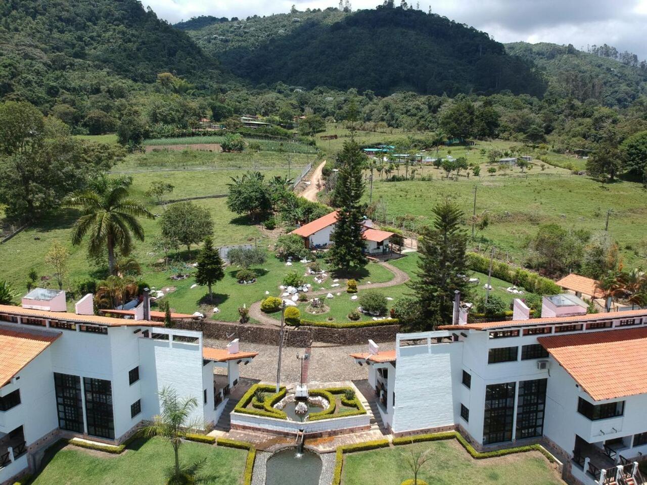 Hotel Maca Lago Calima Buitenkant foto